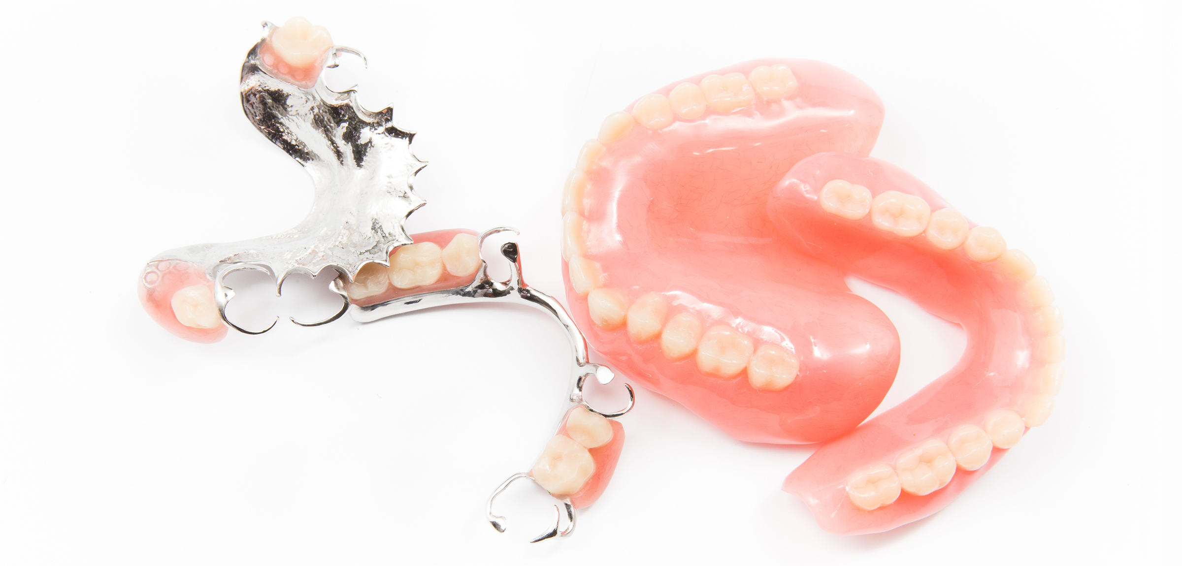 保険義歯と自費義歯の違い